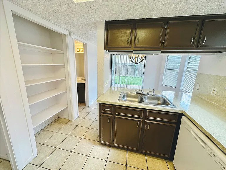 1002 Ridgemont St — Photo 14