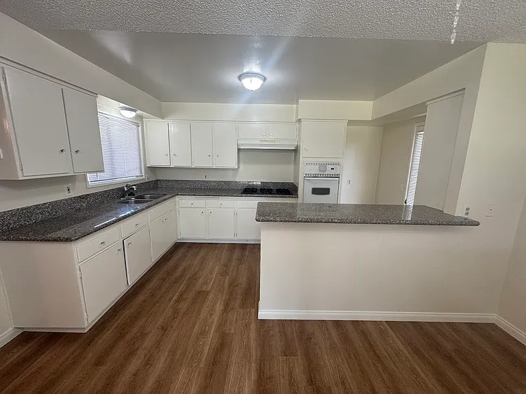 1227 N Garsden Ave — Photo 8