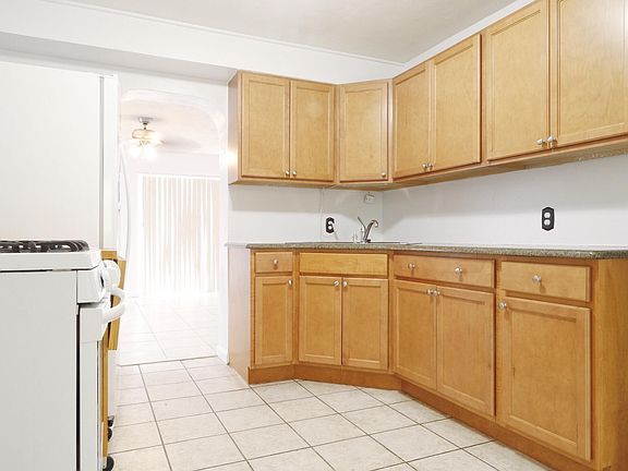 4th image of 2654 Arlington Ave