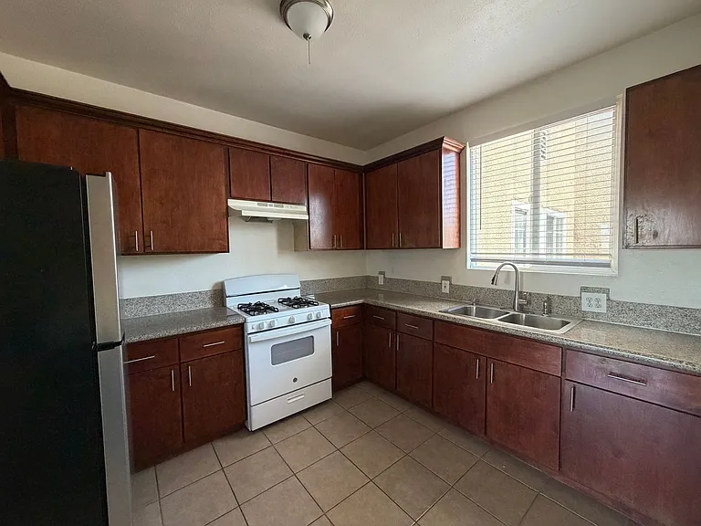 2616 Edgehill Dr — Photo 6