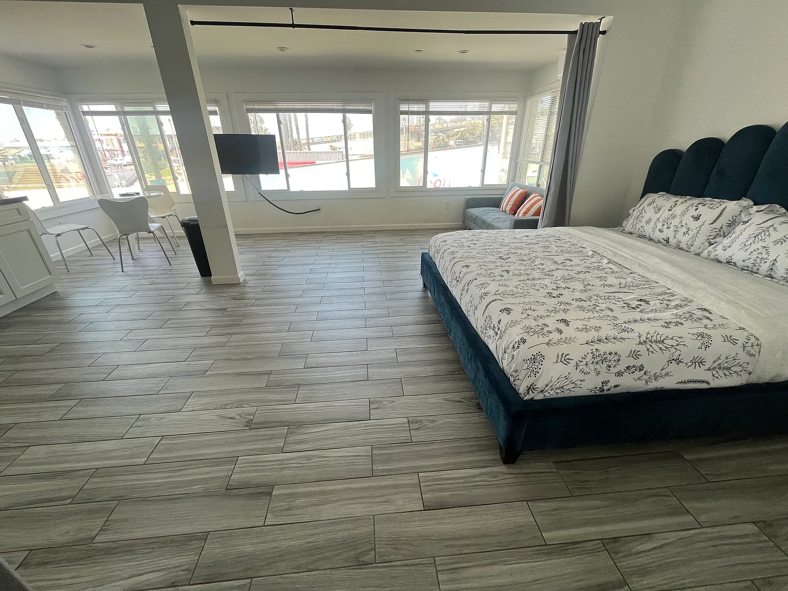 Studio, 680 sqft, $3,900 — Photo 2