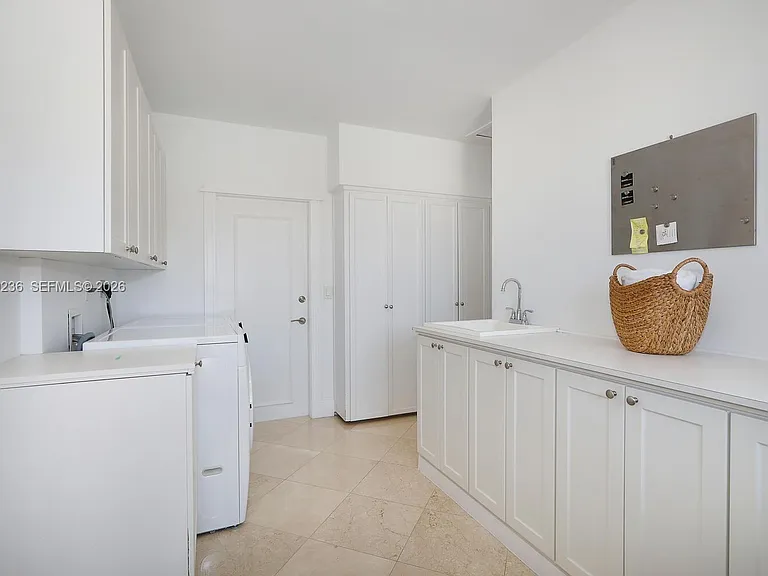 3425 Alhambra Cir — Photo 48
