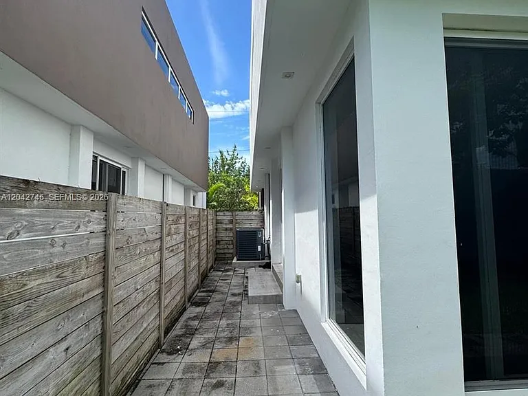 2947 SW 27th Ter #0 — Photo 17