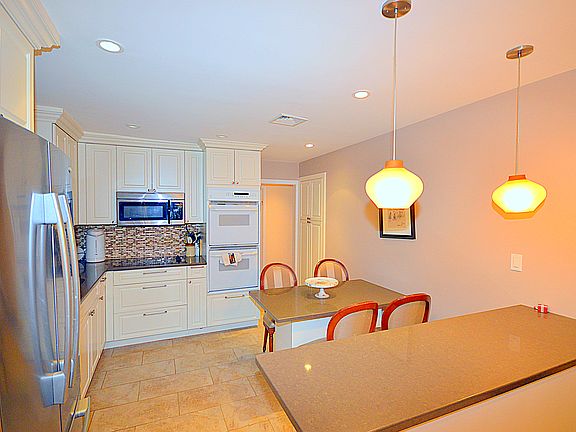 Eat in Kitchen Stone counter