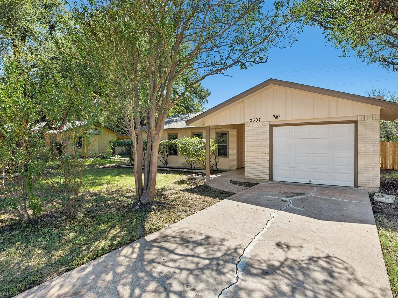 3 bed, 2.0 bath, 1061 sqft, $1,750 — Photo 3