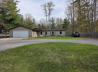815 W Maplecrest Dr, Sanford, MI 48657