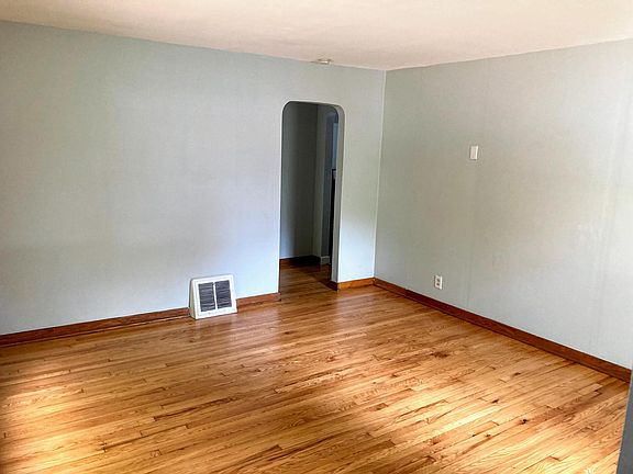 4th image of 2902 36th Ave S