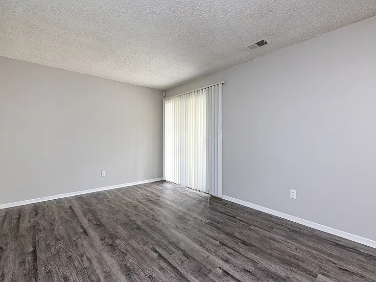 Emerald Hills Apartments — Photo 9