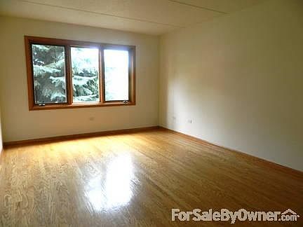 Master Bedroom
						:
						Large Master bedroom has hardwood floors & master bathroom. Large sunny window.