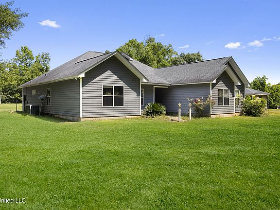 3rd image of 2440 Lloyds Ln