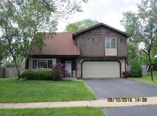 562 White Birch Rd, Lindenhurst, IL 60046