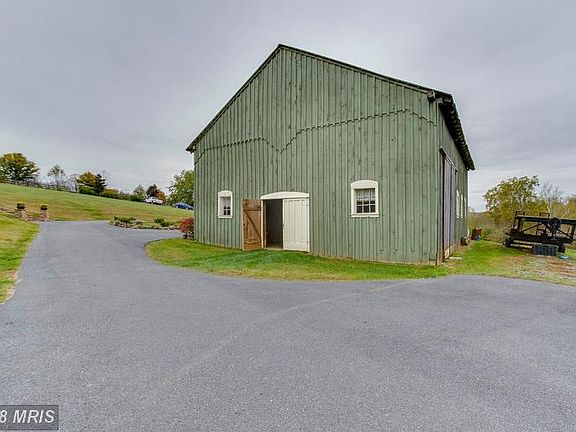 Large barn with many creative options!