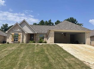 1041 Silver Cir, Pearl, MS 39208