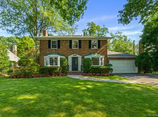 6 Roderick Ln, Garden City, NY 11530