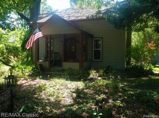 2605 Middle Rd, Highland, MI 48357