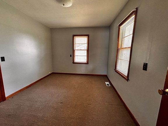 4th image of 104 Meridith St