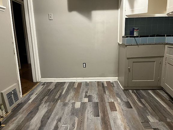 3rd image of 10838 Somerset Ave