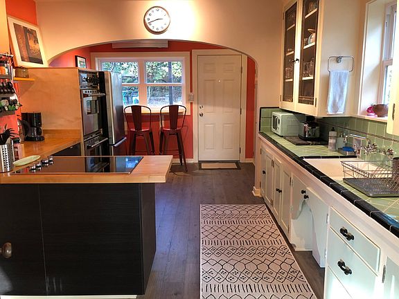 Well equipped large kitchen