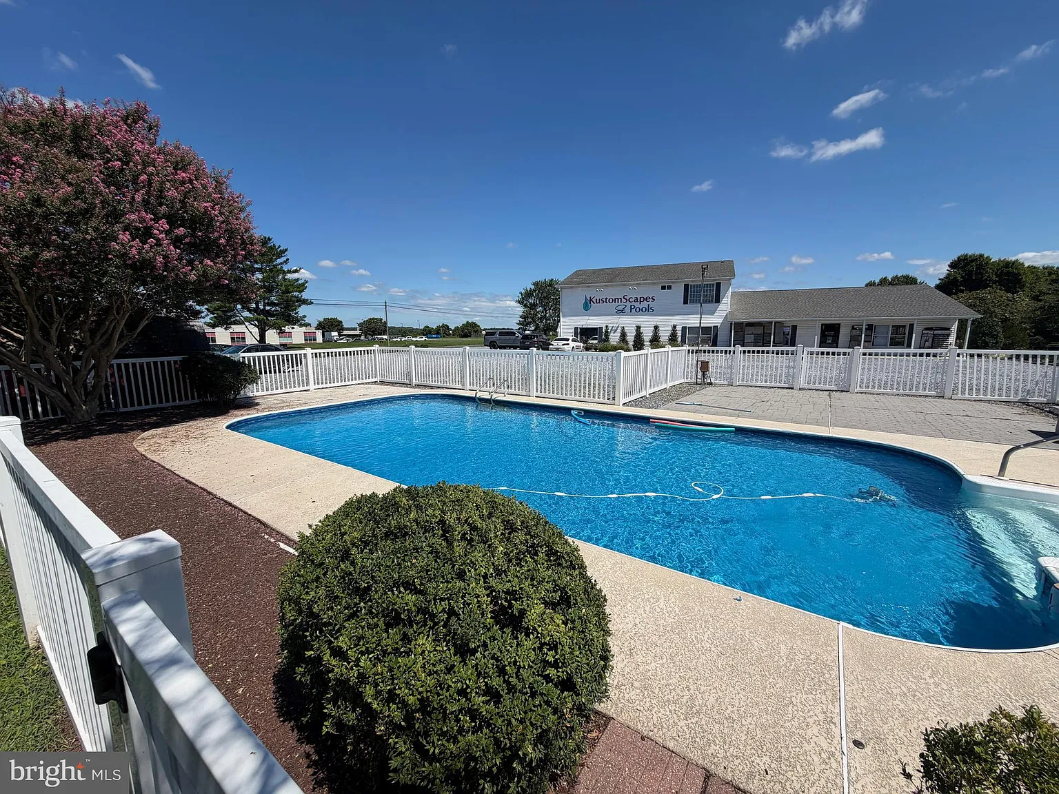 3 bed, 4952 sqft, $2,200 — Photo 3