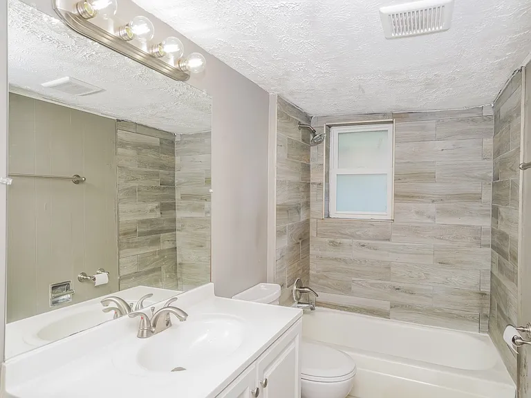 337949_028_bathroom_13099179.jpg