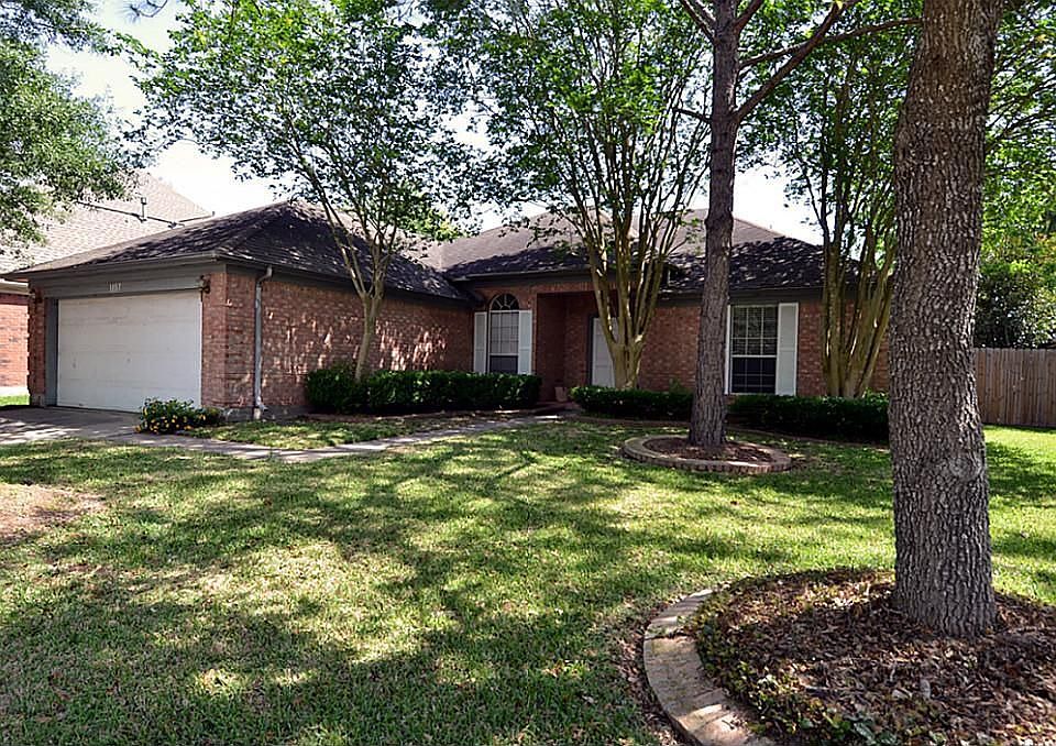 1st image of 1807 E Oakwood Dr