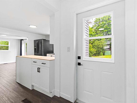 2nd image of 7 Eisenhauer Ln