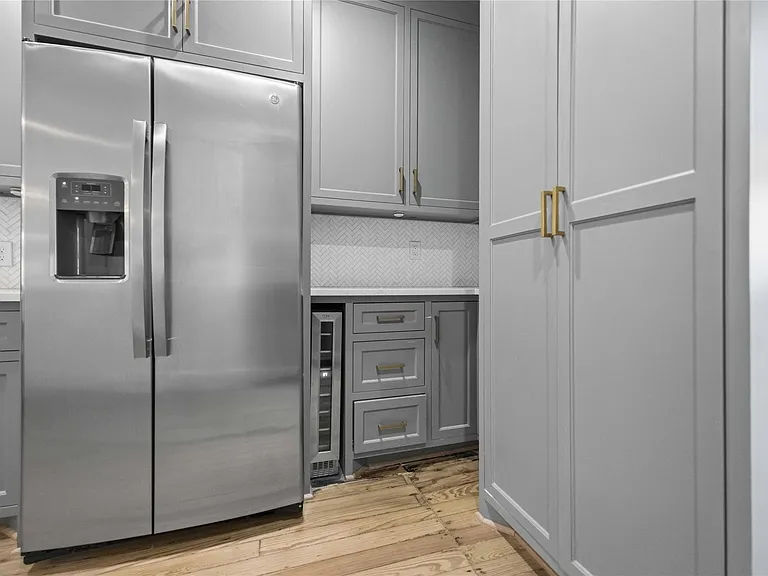208 Archer St — Photo 13