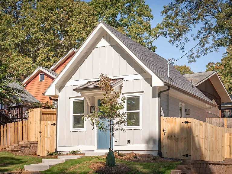 606 Glenwood Pl SE — Photo 1