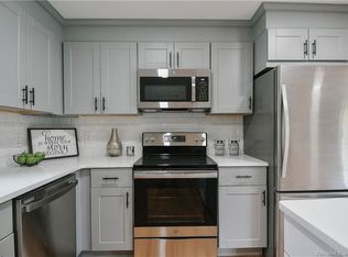 10 N Cobblers Ct, Niantic, CT 06357