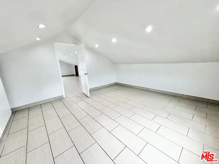 624 1/2 N Benton Way — Photo 24