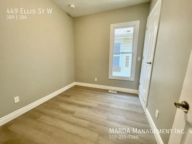 449 Ellis St W — Photo 11