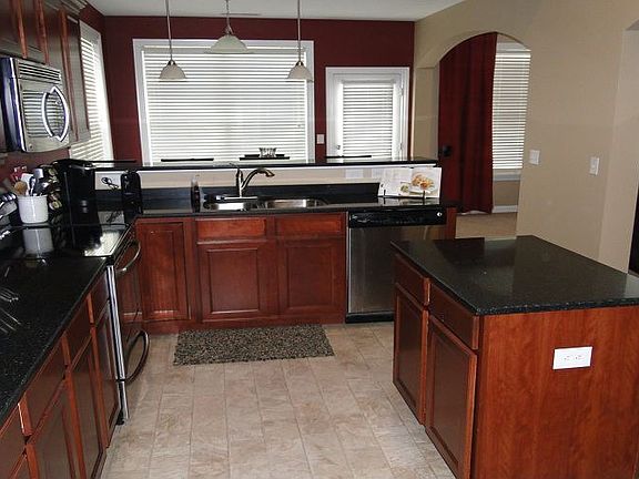 Kitch with quartz countertops