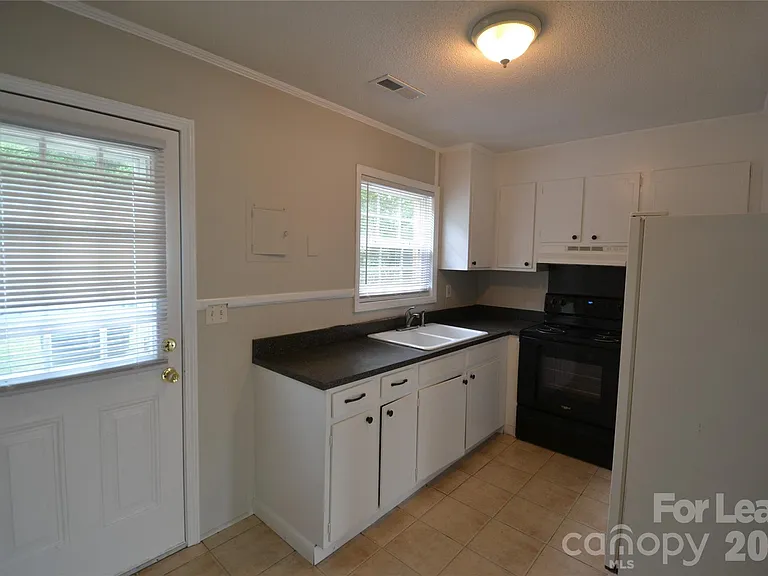 106 Durham Rd — Photo 8