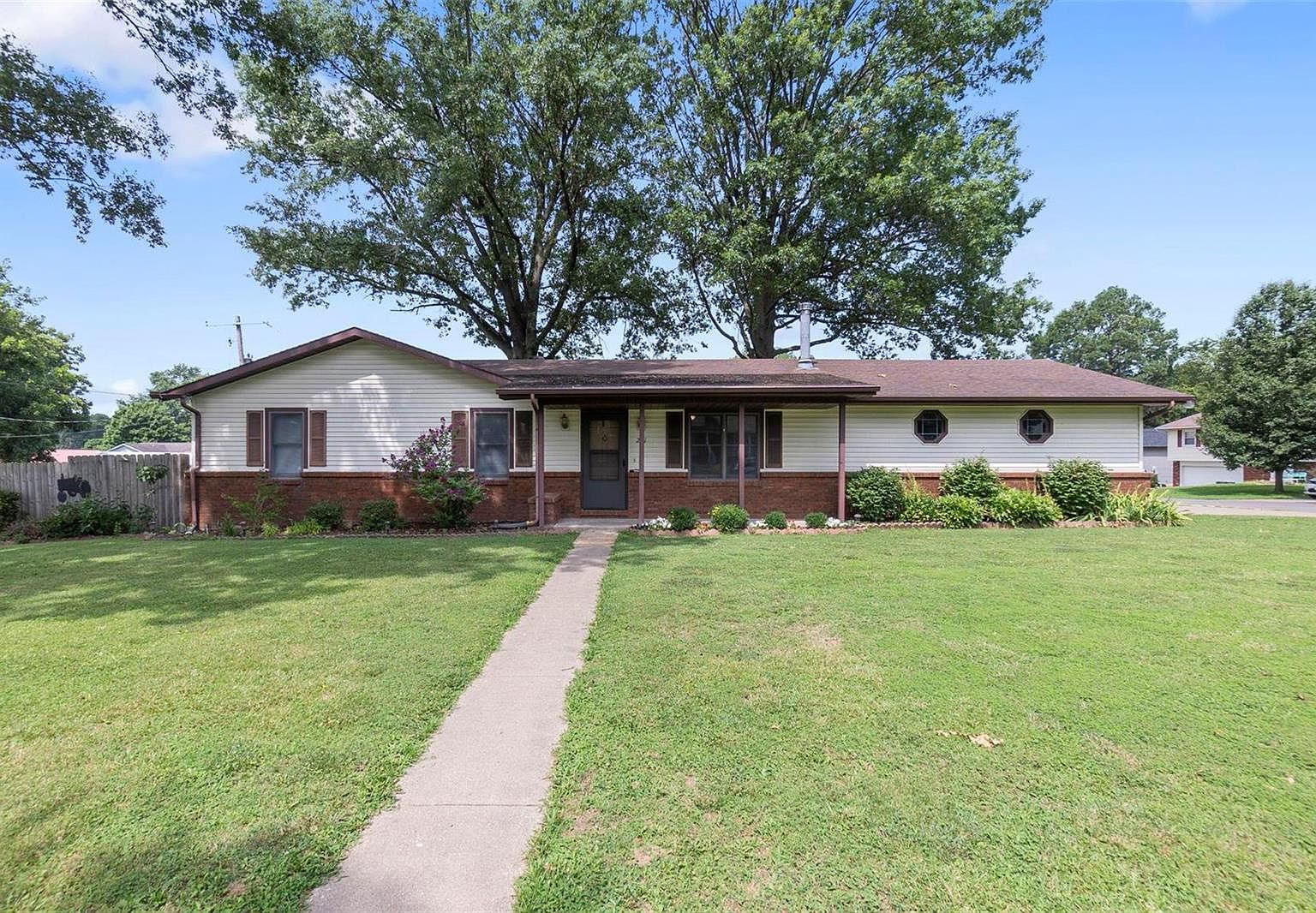 201 Forest Dr, Scott City, MO 63780 | Zillow