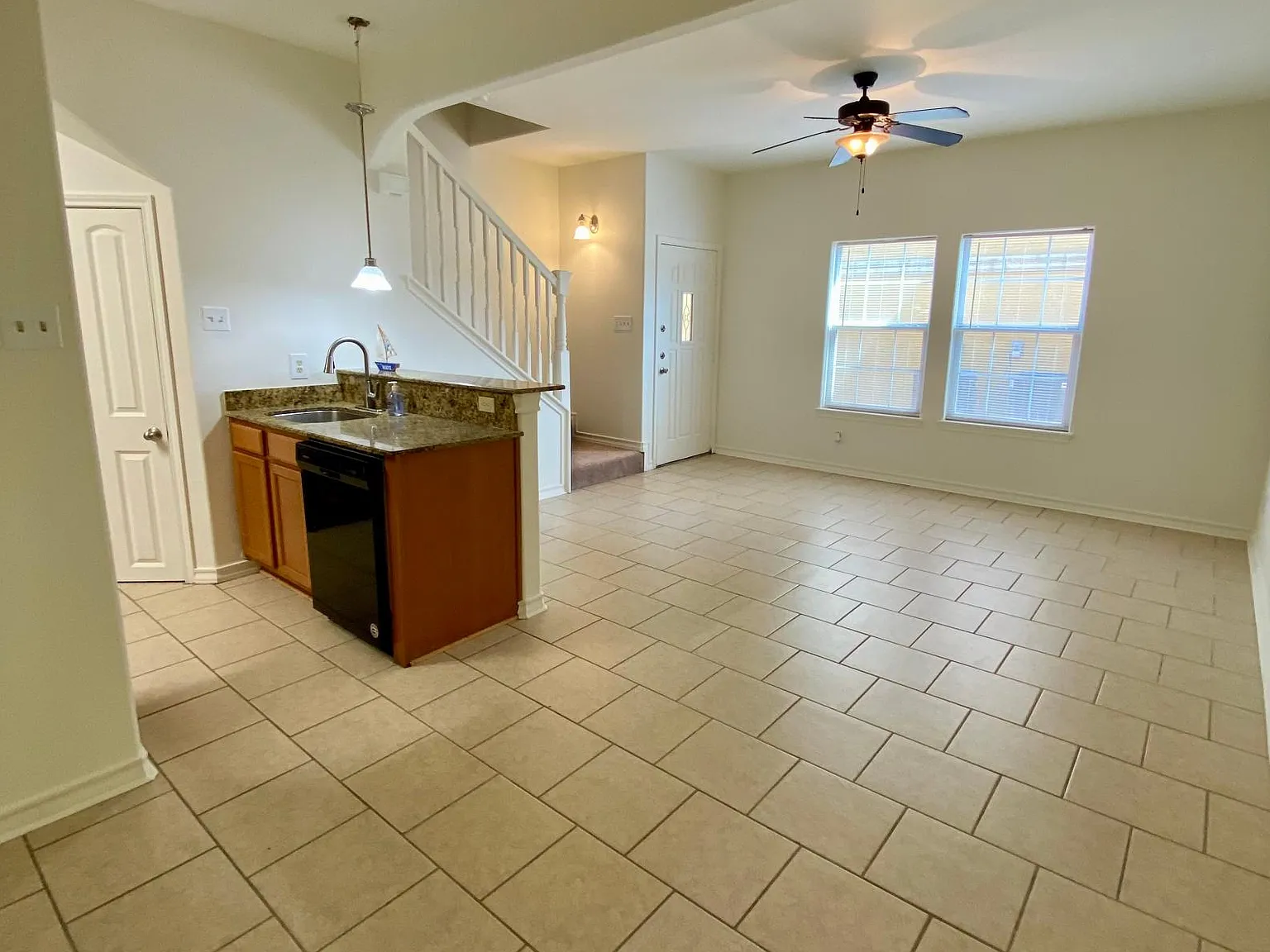 3 bed, 2.5 bath, 1432 sqft, $1,795 — Photo 3