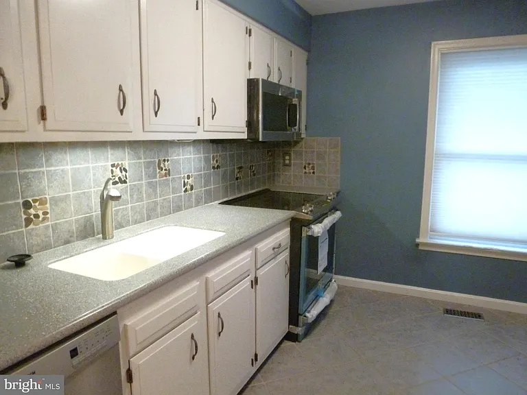 704 Allenview Dr — Photo 3