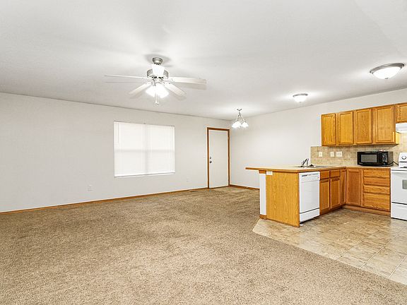4th image of 1104 Country Club Ln