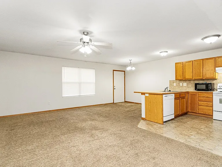 1104 Country Club Ln — Photo 4