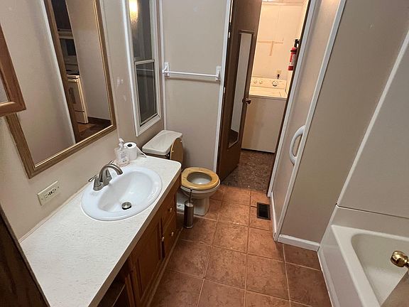 4th image of 200 Candler Woods Ln