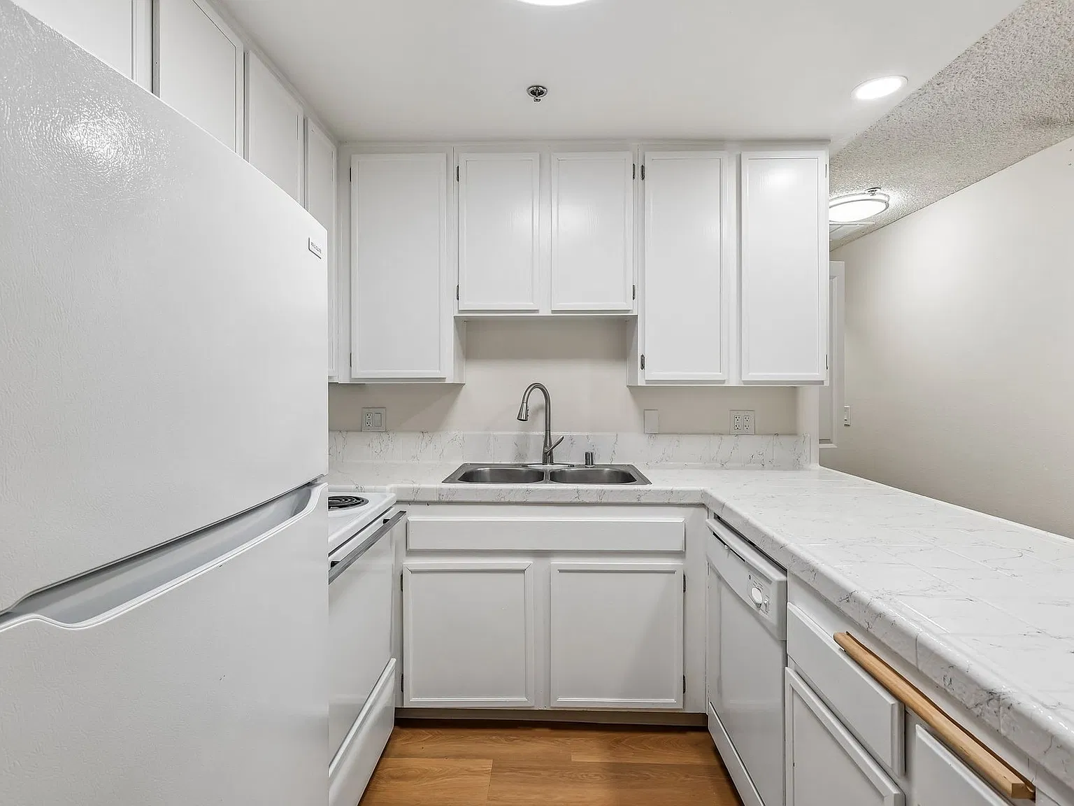 Diplomat Apartments — Photo 1