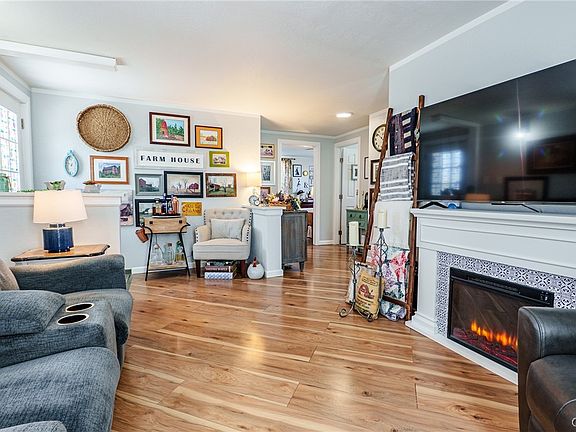 4th image of 16 Jefferson Ct