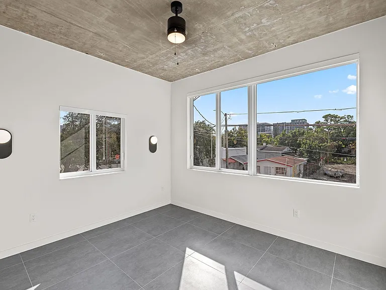 315 NW 32nd St — Photo 52