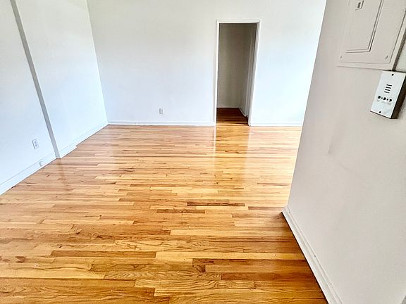 2nd image of 3624 Bell Blvd #B12