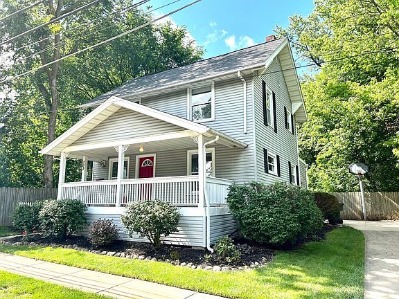 2nd image of 208 Boyer St