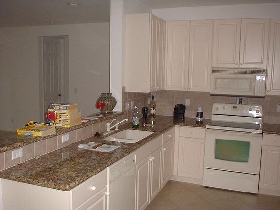 Kitchen w/granite counters
