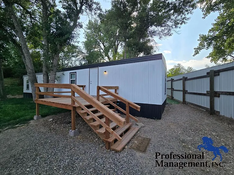 1620 Valley Dr — Photo 1