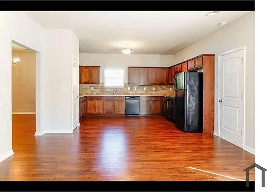 4 bed, 2242 sqft, $2,900 — Photo 3