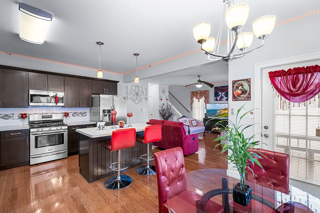 324 Central St — Photo 3