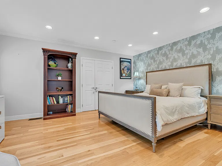 326 N Doheny Dr — Photo 23