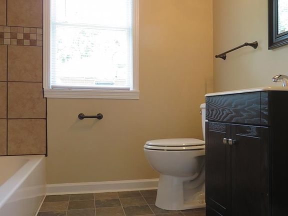 4th image of 948 Springdale St